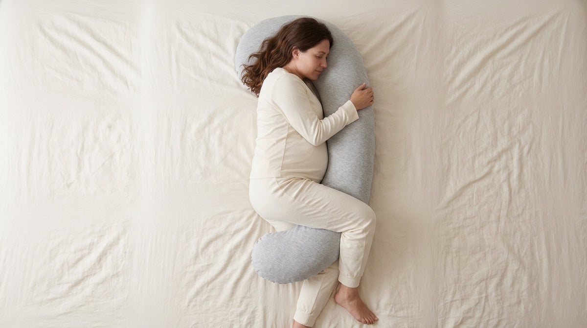 femme enceinte allongée sur le côté avec le coussin en J, vue de dessus